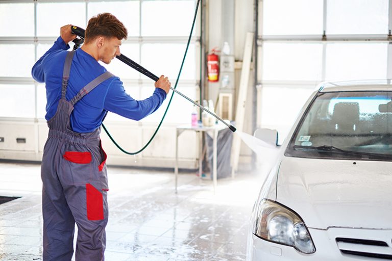 Man worker washing car on a car wash Taller de Chapa y Pintura Jose